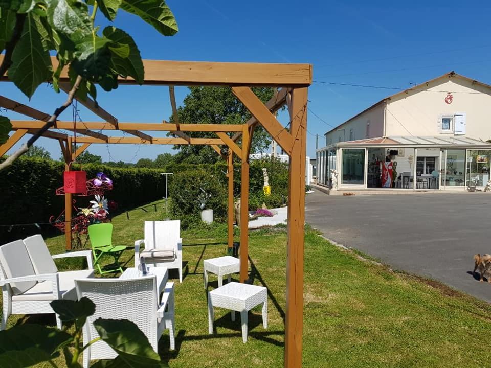 Chez Val Et Fred 85 Bed & Breakfast Les Essarts  Exterior foto